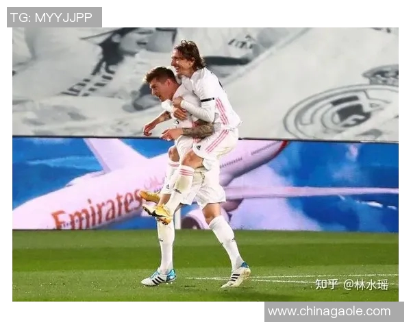 足球明星进球瞬间的标志性图片展示与解析